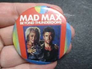 1985 MAD MAX BEYOND THUNDERDOME 2.5" PROMOTIONAL PINBACK BUTTON MEL &TINA RARE - Picture 1 of 2