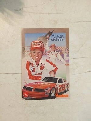CARTÃO POSTAL VÁ COM O VENCEDOR HARDEE RACING TEAM CALE YARBOROUGH 1985 - 9 x 6 pol. - Imagem 1 de 4