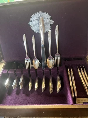 74 Oneida 1881 Rogers "LILAC TIME" cubiertos plateados y estuche de madera Foto 1 de 4