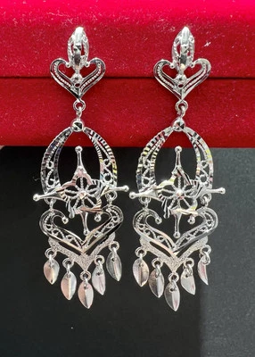 Висячие серьги-гвоздики из белого золота 18 карат с узором бриллиантовой огранки - Изображение 1 из 4