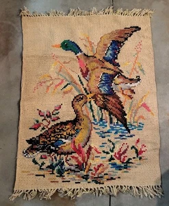De colección. Tapiz de punto de cruz McCall 'The Mallards' años 60 36" X 27" - Imagen 1 de 7