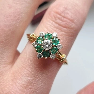 Anillo con racimo de esmeralda simulada de corte redondo de 2 quilates para mujer enchapado en oro amarillo de 14 k Foto 1 de 3