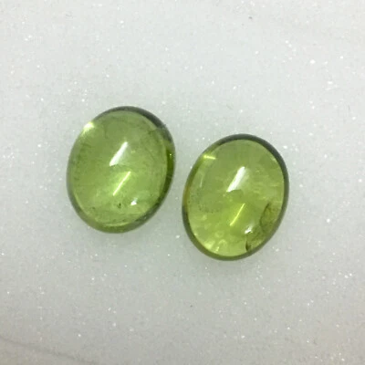 Natural green peridot oval cabochon gemstone pair good color 10.70 carat - Image 1 of 4