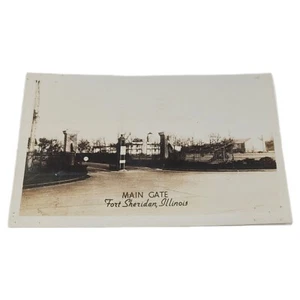Ejército de Estados Unidos Fort Sheridan IL Puerta Frontal Recuerdo RPPC Foto Real Postal Segunda Guerra Mundial 1945 - Imagen 1 de 2