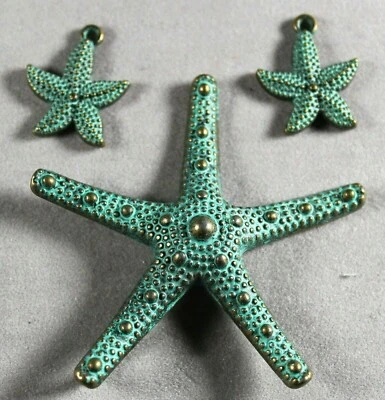 COLGANTE ESTRELLA DE MAR DE LATÓN ENVEJECIDO PÁTINA TURQUESA 57 MM + DIJES 2 - 23 MM (3) Foto 1 de 2