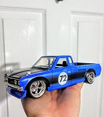 Camionetas Jada Toy Just escala 1:24 1972 Datsun 620 modelo camioneta azul fundido a presión suelto Foto 1 de 4