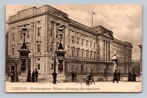 Postcard Buckingham Palace showing the new front. Queens Guard - Picture 1 of 2