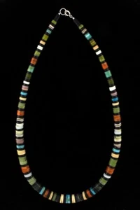 Collana Heishi multicolore graduata 20" di Gerard & Mary L. Calabaza - Foto 1 di 2