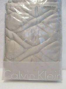 1 Calvin Klein Champagne Perla Estándar Acolchada Silla Nuevo en Paquete Abierto - Imagen 1 de 3