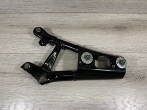 2001-2004 SUZUKI Intruder Volusia 800 VL800 EXHAUST MUFFLER MOUNT BRACKET NR1 - Picture 1 of 8
