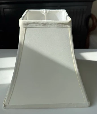 Pantalla de lámpara cuadrada blanco roto 4”x8”x8”.  UNO Foto 1 de 4