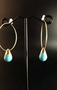 PENDIENTES ARO 1.5”D EN TONO DORADO con GOTA TURQUESA SINTÉTICA (2” Gota Total). - Imagen 1 de 5