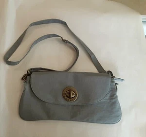 Baggallini Crossbody Schultertasche Handtasche grau Nylon gelb Futter mit Handgelenktasche neu ohne Etikett - Bild 1 von 7