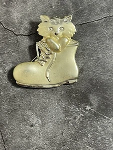 Vintage AJC signed Goldtone Cat in Boot Brooch Pin Kitten Cat Pin Animal Jewelry - Picture 1 of 3