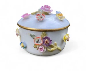 Meissen flower encrusted pill box, c. 1880. - Picture 1 of 9