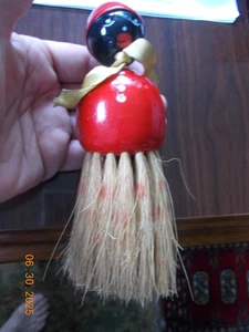 Vintage Schneebesen Pinsel, mit lackiertem figürlichem rot-schwarzem Holzgriff - Bild 1 von 4