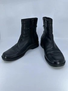 Clarks Womens Blk Leather Flat Ankle Boots Sz 8M Pre-owned - Picture 1 of 16