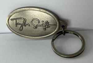 Taylor Swift Schlüsselanhänger Taylor Swift furchtlos Herz Hände Metall Keychain offiziell - Bild 1 von 10
