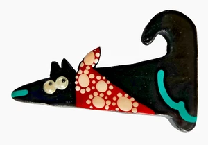 Cat PIN Vintage Whimsical GOOGLY EYES Creeping in BANDANA Resin Brooch - Picture 1 of 2