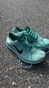 Nike Flyknit Size 8 Women's Used Condition - Picture 1 of 5