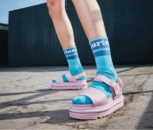 ¡NUEVO EN CAJA! Sandalias Dr Martens VOSS mono tiza rosa 🙂 talla Reino Unido 6,5 - Imagen 1 de 13