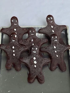 Casa de muñecas miniatura pintada a mano pan de jengibre hombre galletas en hoja de galletas - Imagen 1 de 3