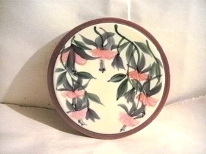 PLATO COLGANTE DE PARED DE CERÁMICA RICK COSGRIFF 7-1/4" LINTERNA FLORES FUCSIA - Imagen 1 de 7