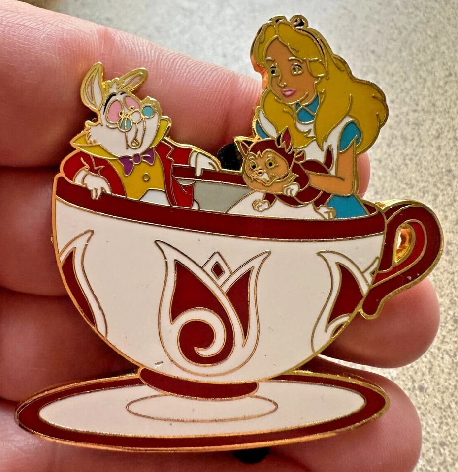 PIN DISNEY ALICIA EN EL PAÍS DE LAS MARAVILLAS DIANA CONEJO BLANCO LOCO FIESTA DE TÉ PASEO TAZAS DE TÉ Foto 1 de 1