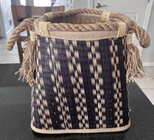 Cesta de paja tejida a mano negra y natural con asas de cuerda | Almacenamiento Boho Farmhouse - Imagen 1 de 13