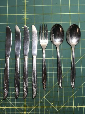 WM Rogers & Son 不锈钢 7 件餐具实心手柄  — 第 1/4 张图片