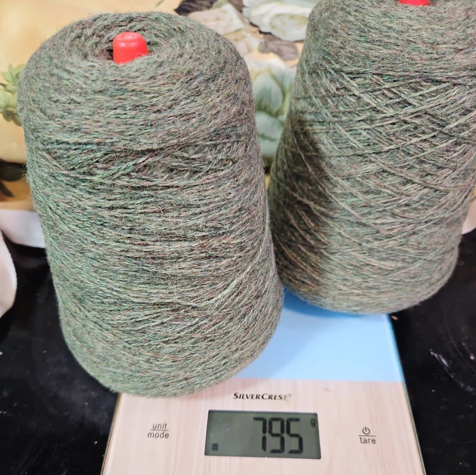 (102) 2 CONES OF GREEN KNITTING YARN  APPROX 750G UNKNOWN MIX - Image 1 of 4