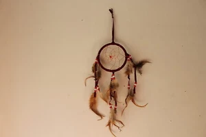 TRAUMFÄNGER FEDERN PERLEN INDIANER INDIANER BURGUNDER FARBE - Bild 1 von 2