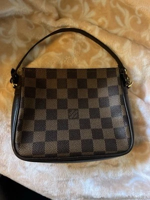 Louis Vuitton Pochette Accesorios Damier Level Bolsa Marrón Lona Foto 1 de 4