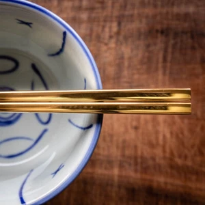 Palillos de titanio dorado se pueden personalizar e incluye caja de regalo de presentación - Imagen 1 de 7