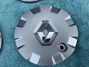 One Genuine Renault Clio Grey Alloy Wheel Centre Cap x1 Solonia - Picture 1 of 7