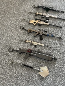Fortnite Waffe Gewehr Schlüsselanhänger Spielzeug Konvolut - Sammlerstücke Andenken Anhänger - Bild 1 von 12