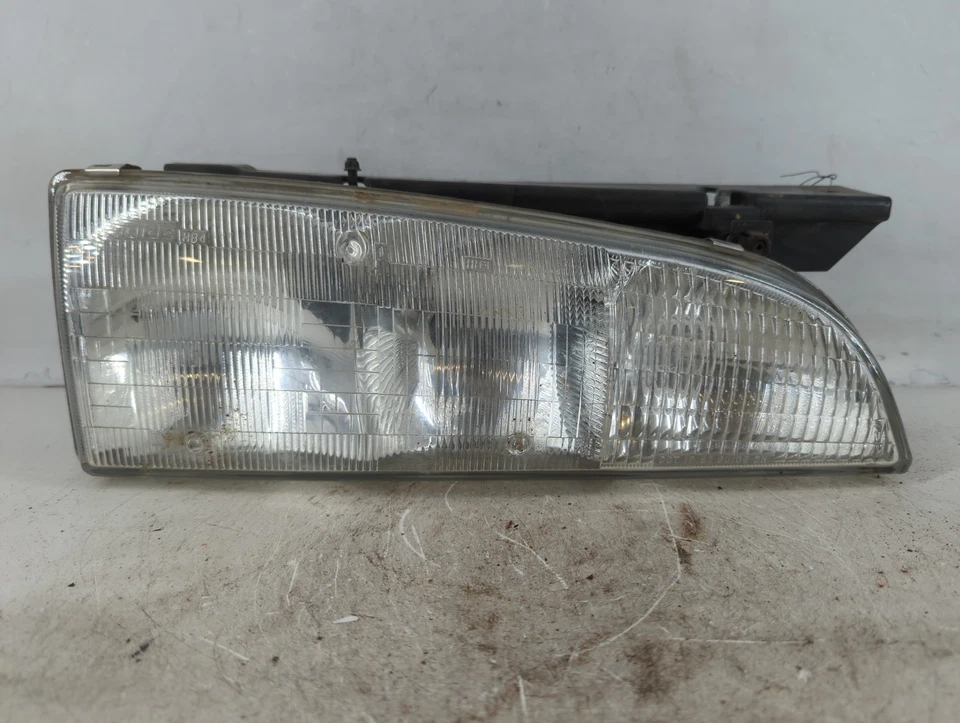 Faro luz derecha pasajero Chevrolet Lumina OEM ZUVO4 Foto 1 de 4