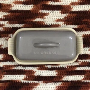 Neu mit Etikett Le Creuset grau Creme Feuerstein Heritage Butterdose 8 "x 4". NEU, ohne Karton - Bild 1 von 5