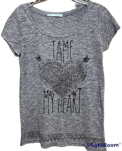 Camiseta Maurices Gris Gráfico Talla S Manga Corta Cuello Redondo Corazón Amor Hippie - Imagen 1 de 6