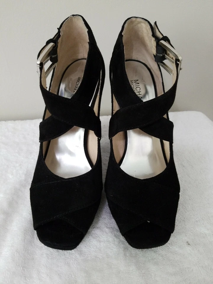 Sandalia Michael Kors con correa al tobillo con dije de cuña talla 8 1/2M Foto 1 de 4