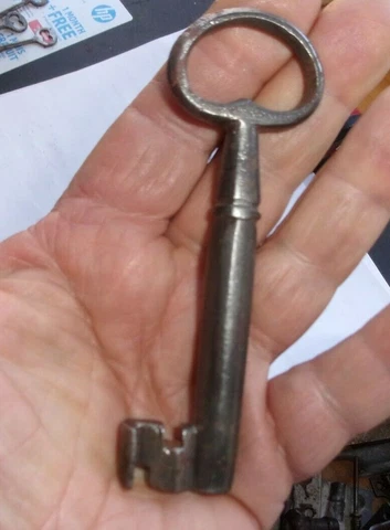 ANTIQUE LARGE IRON  LOCK SKELETON KEY Cover