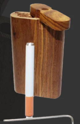 Dugout de madera con un bateador y herramienta de limpieza Foto 1 de 4