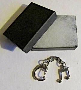 F) KEYRING PEWTER MUSICAL INSTRUMENT MUSIC QUAVER NOTE PITCH DURATION SCALE - Picture 1 of 3