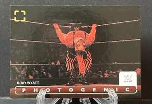 2024 Bray Wyatt Panini Photogenic WWE Base Card - Foto 1 di 2