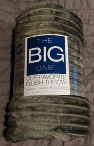 Nuevo The Big One Green Rib Supersoft Peluche Tiro 5' x 6' -Estante - Imagen 1 de 3