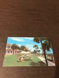 UNPOSTED POSTCARD - PERRY'S OCEAN EDGE BEACH MOTEL -DAYTONA BEACH SHORES,FLORIDA - Picture 1 of 2