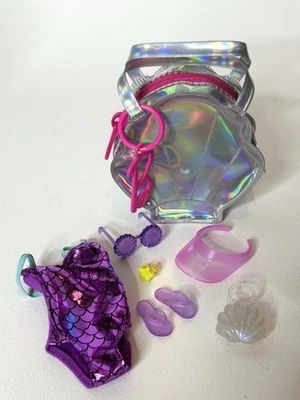 Ropa Barbie, Bolso de Playa de Lujo con Clip con Traje de Baño y 5 Accesorios Temáticos Foto 1 de 3