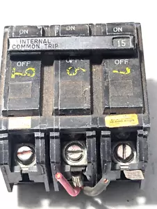 Disyuntor General Electric THQL 3 polos 15A - Imagen 1 de 8