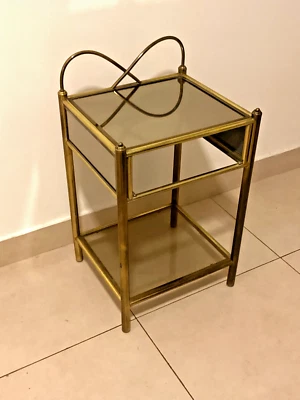 БОКОВОЙ СТОЛИК MCM. ЛАТУНЬ. КОПЧЕНОЕ СТЕКЛО. ЗЕРКАЛЬНЫЙ. 24" H. 15" L. 14" D - Изображение 1 из 4