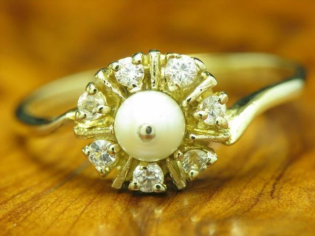 Anello In Oro 8Kt 333 Con Perle Akoya E Decorazione In Zirconia / RG 55 / 2,1G - Immagine 1 di 4